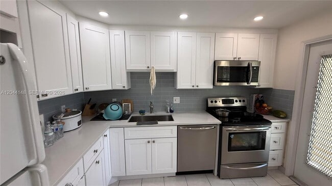 Building Photo - 2901 S Palm Aire Dr
