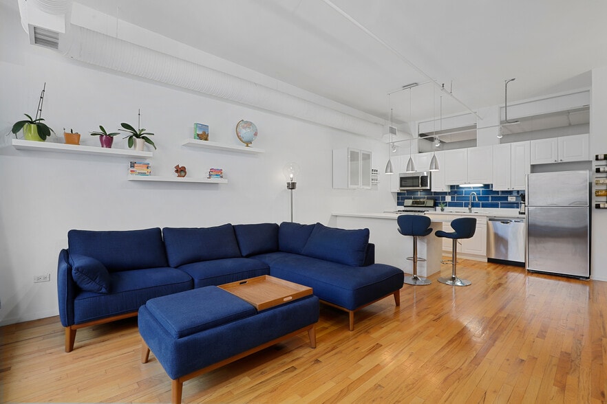 Modern loft with 13-ft ceilings - 417 S Jefferson St