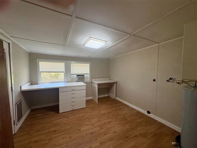 Building Photo - 101 Pine Shadows Ln