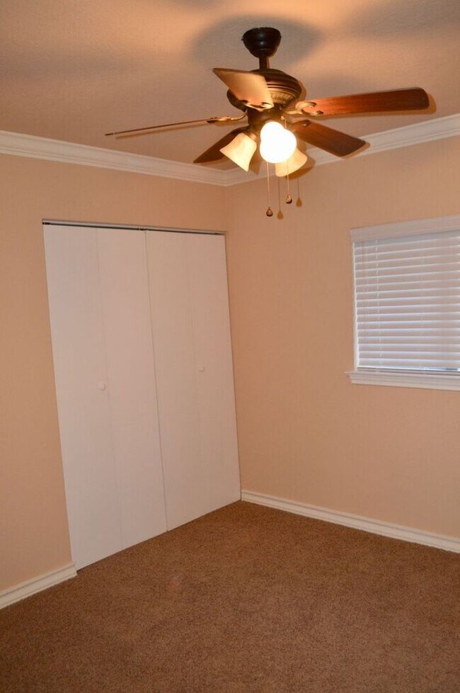 Building Photo - Beautiful 3 bed 2 bath home in a quiet nei...
