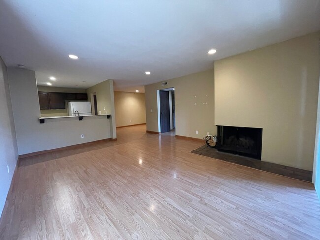 Building Photo - 1 Br - 1 Ba Hillcrest Condo with Washer/Dr...