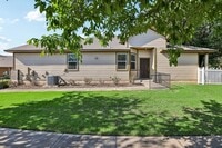 Building Photo - 711 Rolling Oak Dr