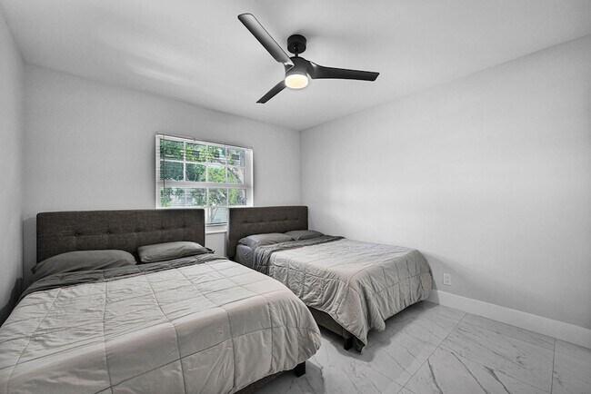 Building Photo - 6279 Bay Club Dr