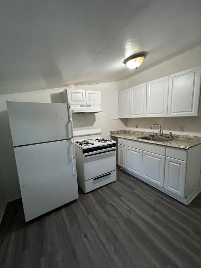 Building Photo - 2 bed 1 bath freshly new