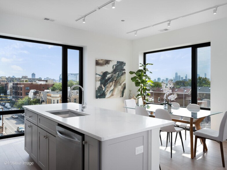 Building Photo - 3202 N Racine Ave