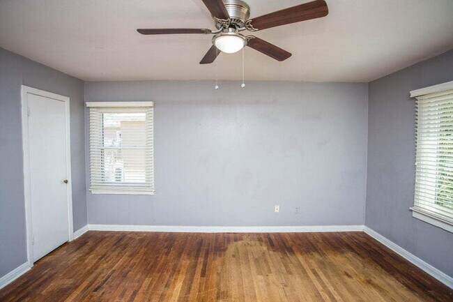 Building Photo - Charming 2/1 with Large Backyard!