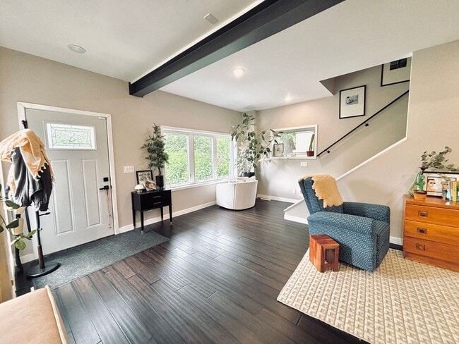 Building Photo - Rare Minnehaha Parkway rental Beautiful th...