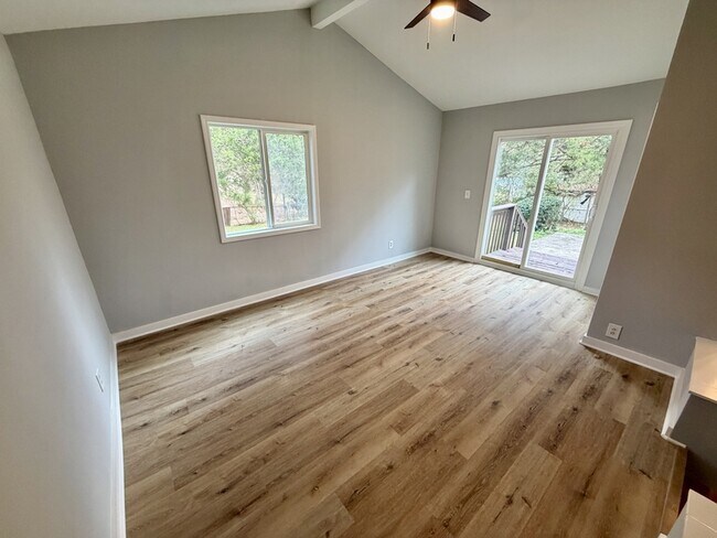 Building Photo - 6108 Deerfield Ct