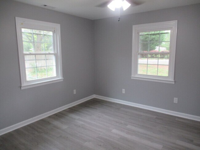 Building Photo - Cute, remodeled 3bd 1ba house