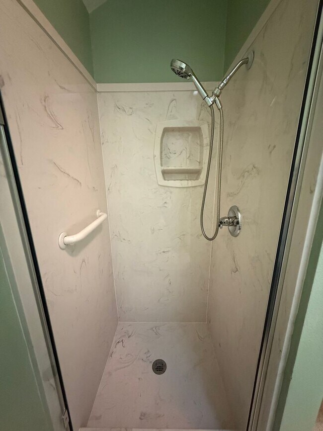 Building Photo - Beautiful 4 Bedroom Home Located in the Zi...