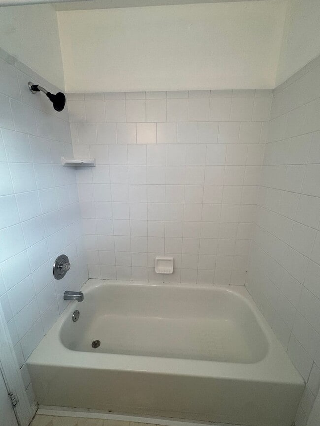 Building Photo - 498-498 W Bellflower Dr