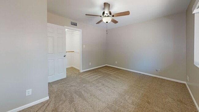 Building Photo - 3 bedroom 2 bath home situated on the Golf Course!