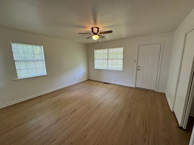 Building Photo - Beautiful Central Waco Home