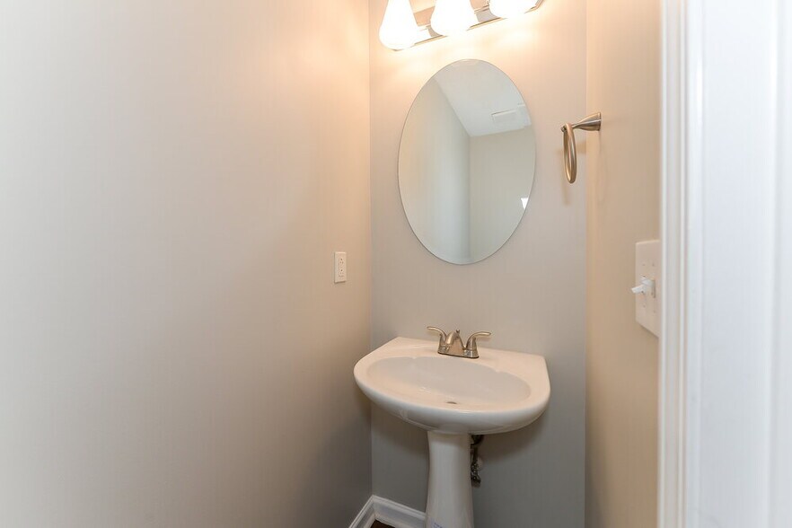 Building Photo - 2816 Windcrest Tr