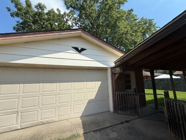 Building Photo - Cloverport Neighborhood! Dixie close to Wa...