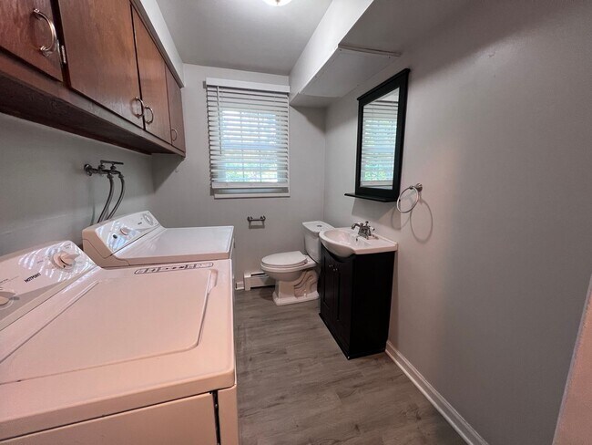 Building Photo - Two Bedroom Duplex with Heat Included! Near Grand Valley!