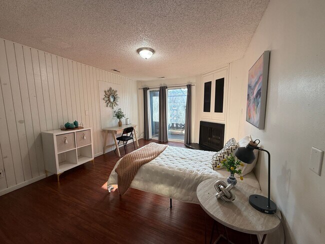 Building Photo - Large Private Girl  Room Downtown ASAP - Balcony, Storage and more