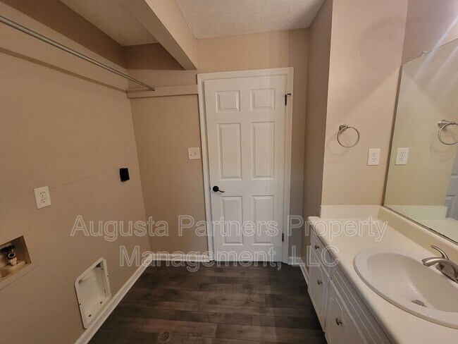 Building Photo - 2309 Creekview Dr