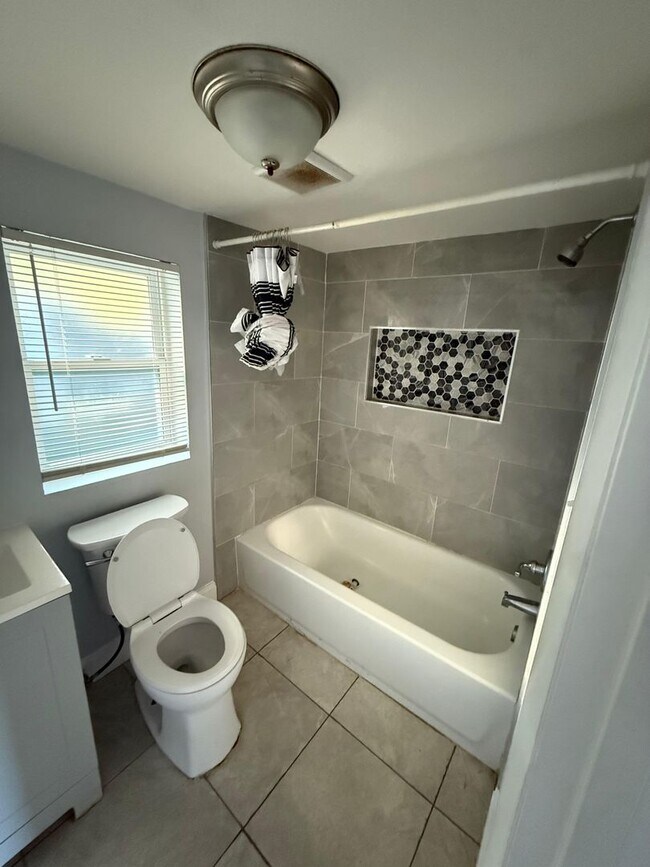 Building Photo - Fully Renovated 3/1 Single Family House Available for Immediate Rent!