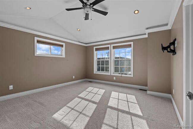 Building Photo - 3450 Buckingham Ave