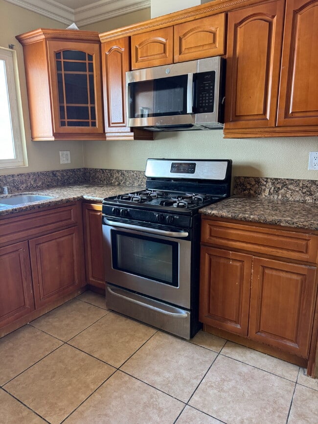 Building Photo - Large yard, spacious interior, extra parking and much more