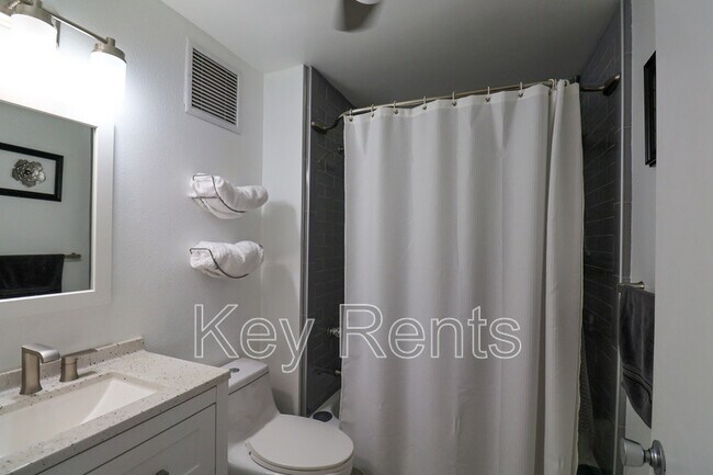 Building Photo - 825 Bayshore Dr