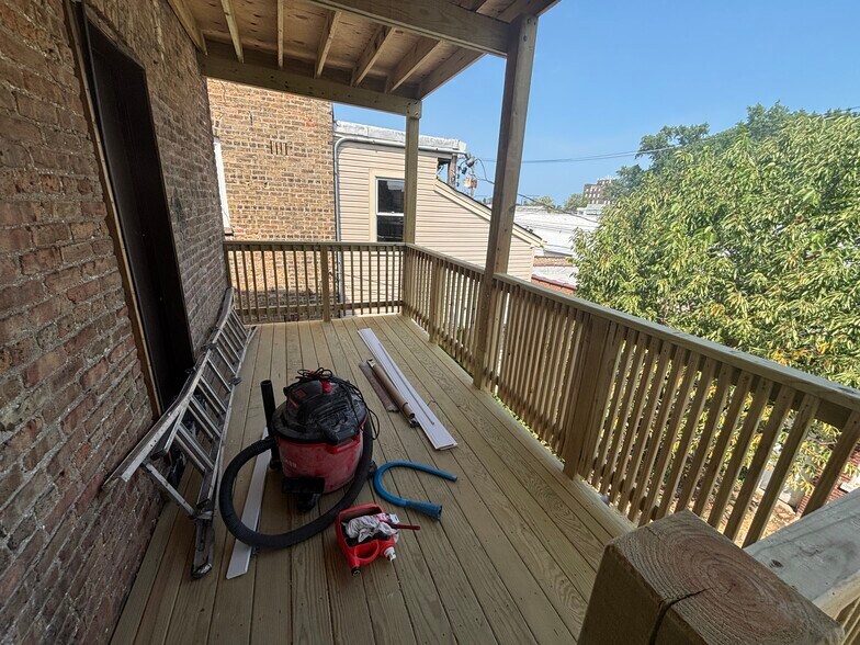 Building Photo - 5917 N Artesian Ave