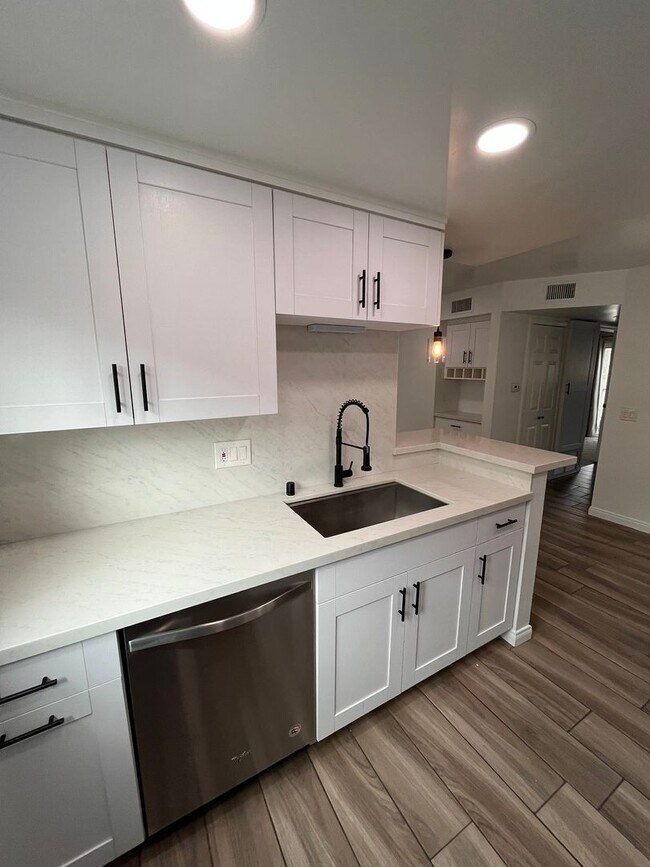 Building Photo - M76 - Rego