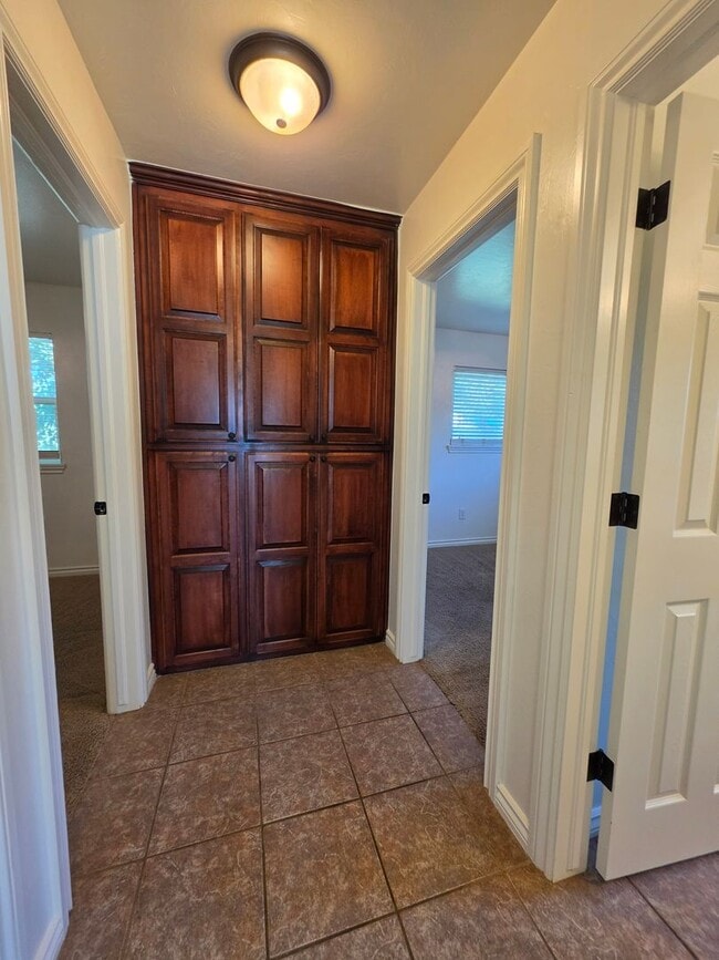 Building Photo - 3 bed, 2 bath home in Shawnee!