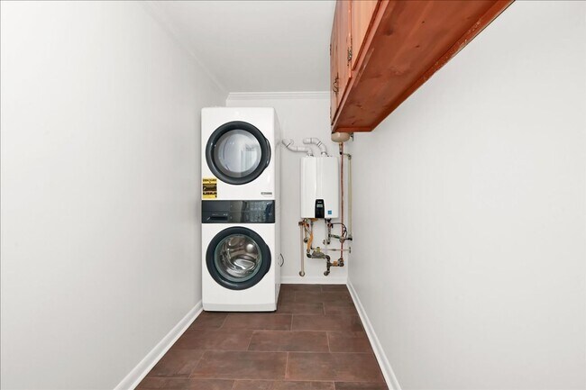 Building Photo - 810 7th Ave SE