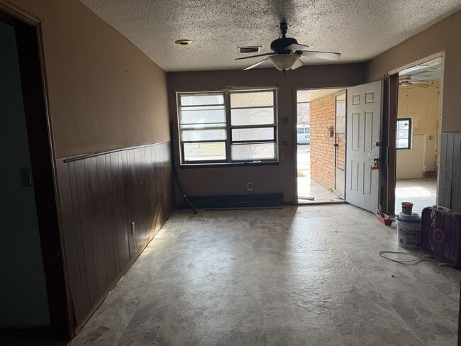 Building Photo - Make Ready Home!