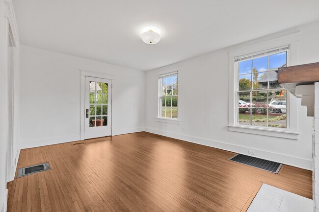 Building Photo - 1711 Primrose Ave