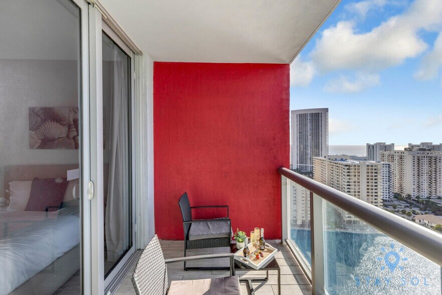 Building Photo - 2602 E Hallandale Beach Blvd