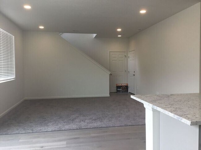 Building Photo - 3 bdrm 2 1/2 bath Home- Small Dog Friendly