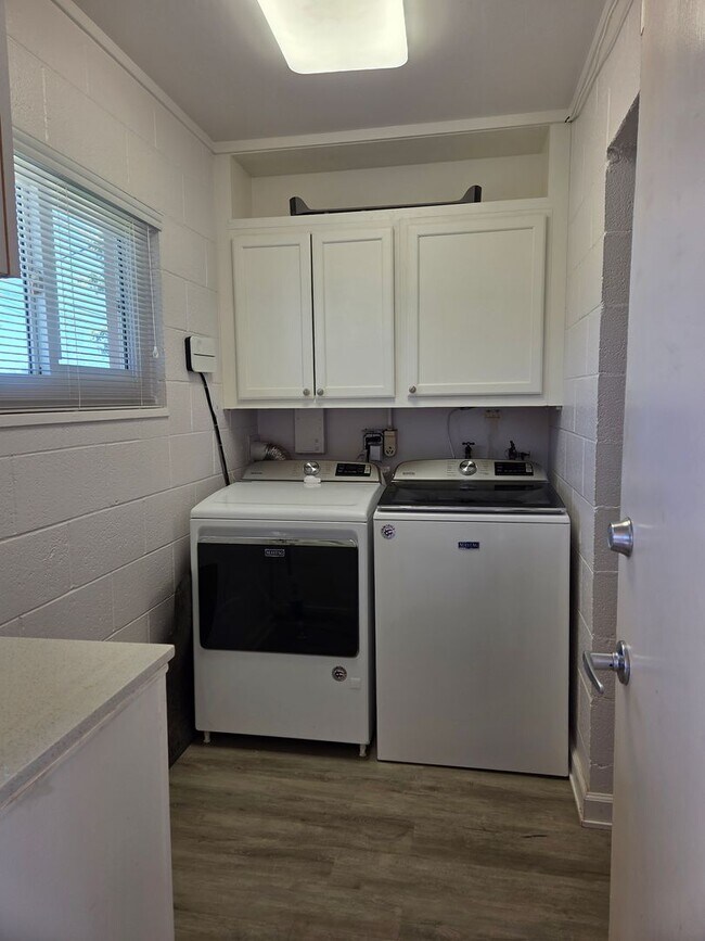 Building Photo - Large corner lot - Central Folsom 2 Bedroom, 1 Bath