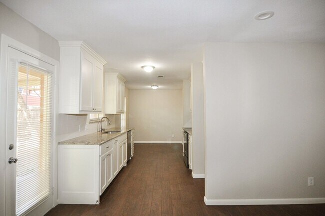 Building Photo - Beautiful spacious home in Hurst!
