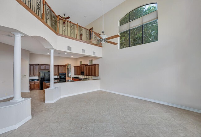 Building Photo - 10513 Versailles Blvd