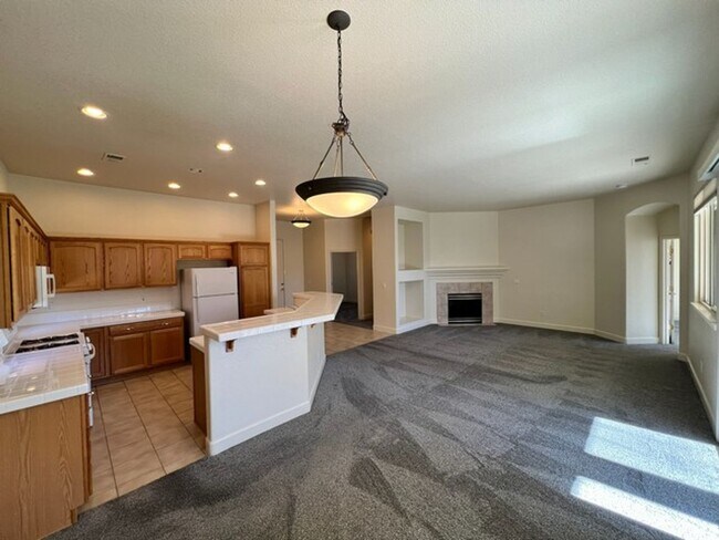 Building Photo - Beautiful Three Bedroom in the Golf Cou...