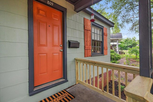 Building Photo - 807 Riverview Dr