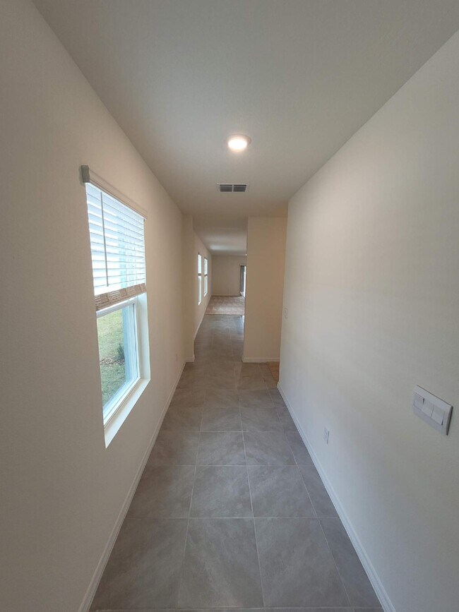 Building Photo - 488 Lily Ln