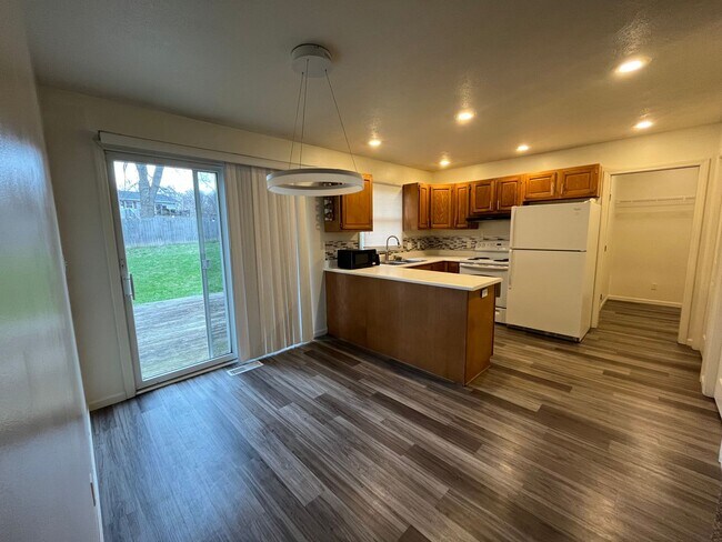 Building Photo - 6209-6211 Hipps Hollow