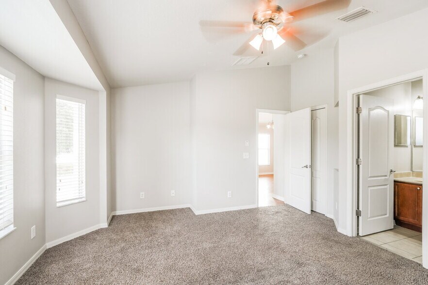 Building Photo - 18136 Cypress Bay Pkwy