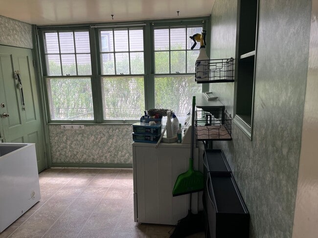 Building Photo - Spacious 4-5 Bedroom, 1.5 Bathroom 2-Story...