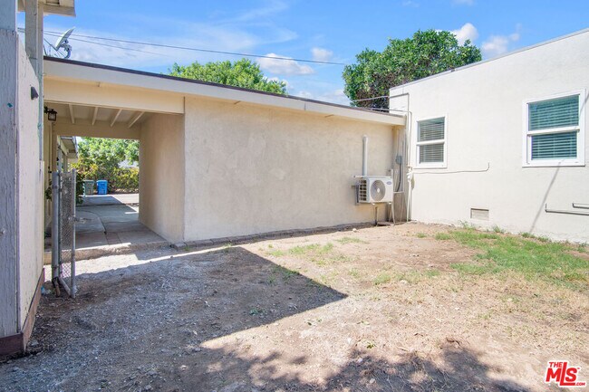 Building Photo - 677 E Kingsley Ave