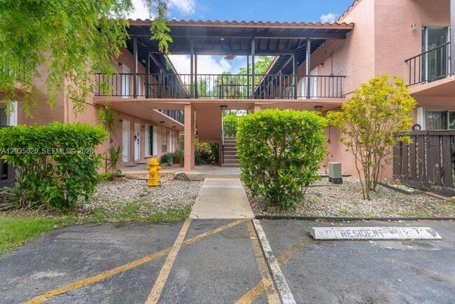 Building Photo - 10832 N Kendall Dr