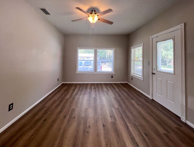 Building Photo - Pet Friendly 2BR/2BA + Flex Space on Doubl...