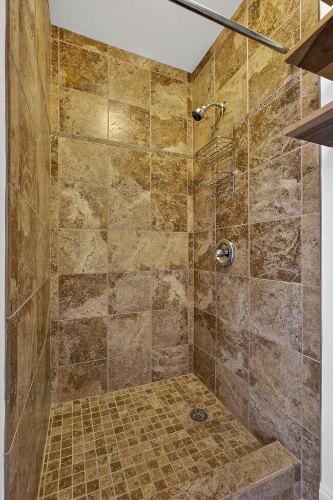 Building Photo - Historic West Palm Beach single-family home, with guest cottage!