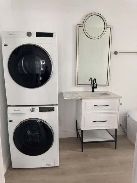 Building Photo - 301 W 1st St