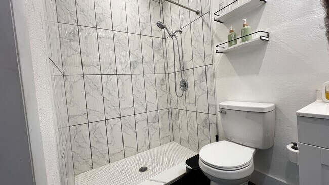 Building Photo - 7509 Lakeshore Dr