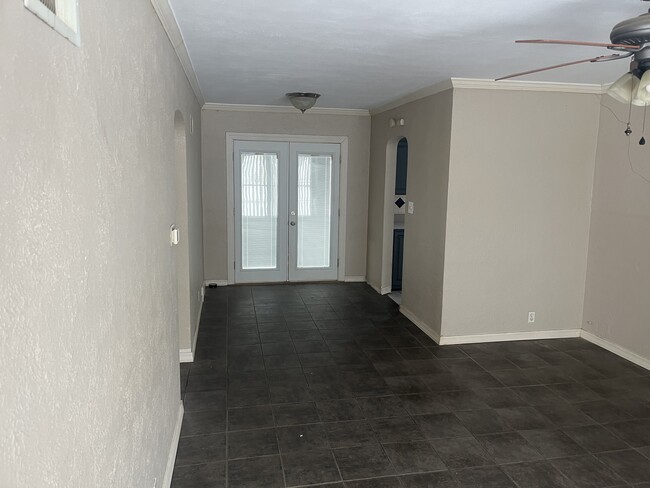 Building Photo - 909 E Maywood Ave